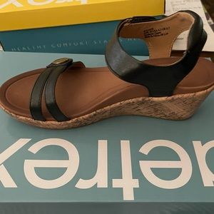 Aetrex Livia Wedge (WS100) Size 8.5 - Black